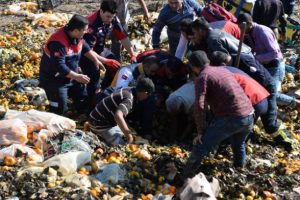 Narenciye posasının altında kalan &ccedil;ocuk i&ccedil;in seferber oldular