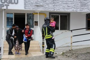 Iraklı ailenin evinde yangın &ccedil;ıktı: 7 kişi hastanelik oldu