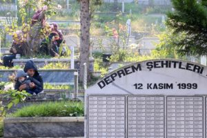 Deprem şehitleri mezarları başında anıldı