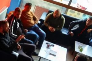 Onur Kıvrak kendisine k&uuml;f&uuml;r eden taraftarlarla g&ouml;r&uuml;şt&uuml;