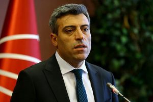 &Ouml;zt&uuml;rk Yılmaz ateş p&uuml;sk&uuml;rd&uuml;! &Ccedil;arşambayı bekleyin