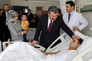 Bakan Koca yaralı askerleri ziyaret etti
