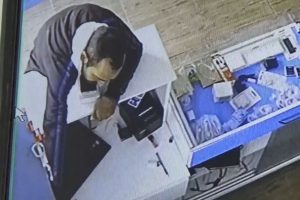 Telefon satmak i&ccedil;in girdi, beğendiğini &ccedil;alıp gitti