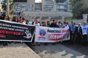 &Ouml;ğrencisini uyardı, annesi gelip dehşeti yaşattı
