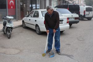 G&ouml;n&uuml;ll&uuml; &ccedil;evreci, her g&uuml;n Bursa İneg&ouml;l sokaklarını temizliyor