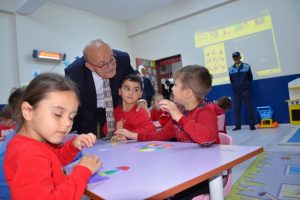 Bursa İznik Belediye Başkanı Sargın'dan miniklere oyuncak