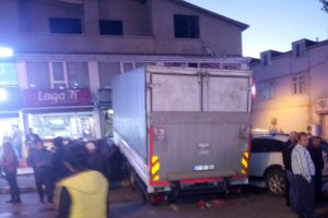 Freni boşalan kamyon park halindeki ara&ccedil;lara &ccedil;arpıp kuyumcuya girdi