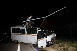 Elektrik direğine çarpan minibüs parçalandı: 2 ölü!