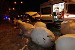 Minib&uuml;s trakt&ouml;rle &ccedil;arpıştı: 1 &ouml;l&uuml;, 5 yaralı