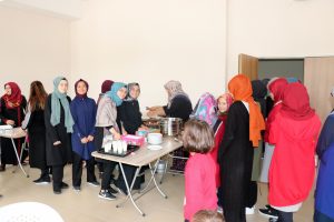 &Ouml;ğretmen ve &ouml;ğrenciler k&uuml;t&uuml;phane i&ccedil;in hamur a&ccedil;tılar