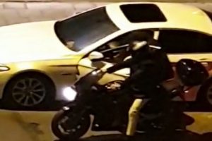 Vatandaşların g&ouml;z&uuml; &ouml;n&uuml;nde otomobilden hırsızlık