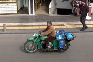 Tehlikeye rağmen motosiklet ile y&uuml;k taşımacılığı artıyor