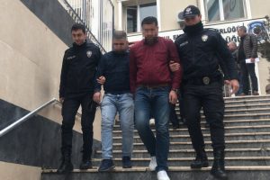 Seyyar satıcılar birbirine girdi: 5 yaralı, 17 g&ouml;zaltı