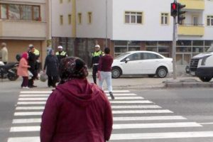 Polisin uyarısına rağmen karşıya ge&ccedil;ince cezayı yediler
