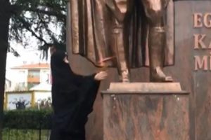 Tekirdağ'da Atat&uuml;rk Anıtı'na baltayla saldıran kadın aranıyor