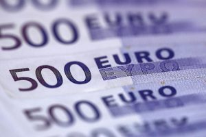 İkinci el dolapta bulduğu 95 bin avroyu teslim etti