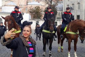 Sultanahmet Meydanı'nda atlı polisler g&ouml;reve başladı