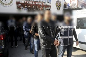 D&uuml;zensiz g&ouml;&ccedil;menlere hurdacılık yaptırmışlar