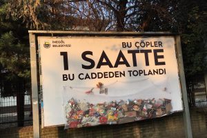 Bursa'da ilan tahtasına reklam yerine &ccedil;&ouml;p astılar