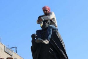 Atat&uuml;rk heykeline saygısızlık yapan kişiyi polis lin&ccedil;ten zor kurtardı