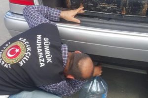 Sınır kapısında otomobil yakıt deposunda 140 kilo bal ele ge&ccedil;irildi
