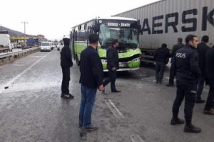&Ouml;zel halk otob&uuml;s&uuml; kamyona &ccedil;arptı: 8 yaralı