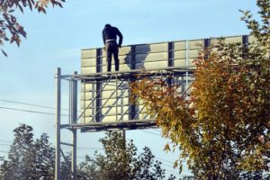 5 metre y&uuml;ksekliğindeki tabelada intihar girişimini polis &ouml;nledi