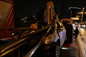 TEM'de feci kaza: Ok gibi saplandı