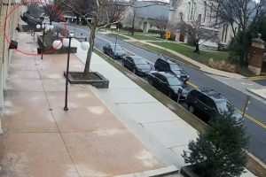 Otomobil otoparkın 4. katından zemine &ccedil;akıldı