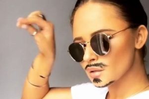Emily Atack, Nusret G&ouml;k&ccedil;e'nin kılığına girdi