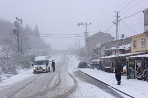 Kastamonu'nun y&uuml;ksek kesimlerine kar yağdı