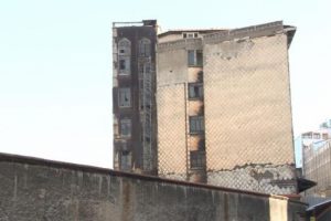 Asırlık han Pisa Kulesi gibi eğiliyor