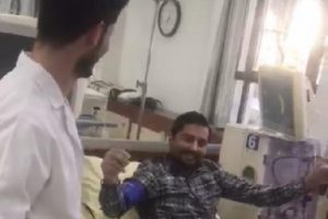 Bursalı hemşire g&ouml;r&uuml;nt&uuml;ledi! &Ccedil;iftetelli ile diyaliz hastaları moral buldu