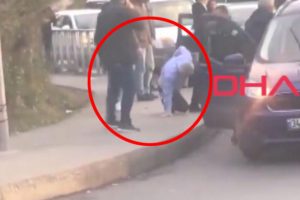 Yol verme kavgasında zabıta amirini bı&ccedil;akladılar