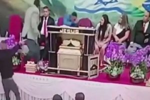 Kilisede papaza silahlı saldırı!
