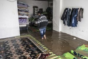 Hatay'da şiddetli yağış hayatı fel&ccedil; etti!