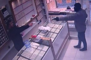 Silahlı soyguncuyu ateş ederek p&uuml;sk&uuml;rtt&uuml;