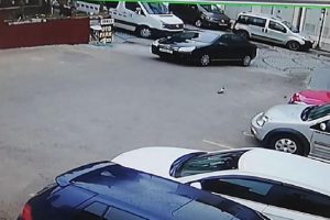 Park halindeki otomobilin karıştığı kaza kamerada