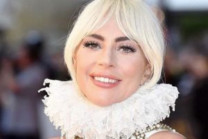Lady Gaga kucak dolusu pizza dağıttı
