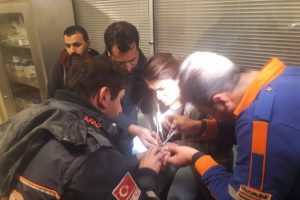 Parmağa sıkışan y&uuml;z&uuml;ğe AFAD operasyonu