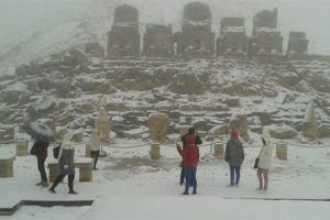 Zirveden indirildiler! Turistlerin zor anları...