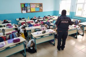 AFAD'dan &ouml;ğretmen ve &ouml;ğrencilere afet eğitimi