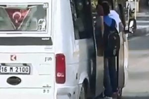 Bursa'da minibüs kapısında okula yolculuk (ÖZEL HABER)
