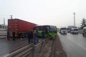 TIR, otob&uuml;se &ccedil;arptı: &Ccedil;ok sayıda yaralı
