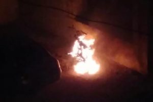 Park halindeki motosiklet alev alev yandı
