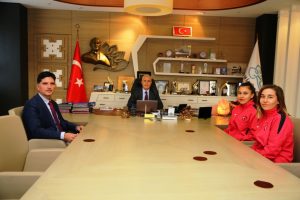 T&uuml;rkiye'nin ilk D&uuml;nya Şampiyonaları'ndan Bursa Nil&uuml;fer Belediye Başkanı Bozbey'e ziyaret