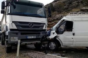Kamyon ile minib&uuml;s &ccedil;arpıştı: 1 yaralı