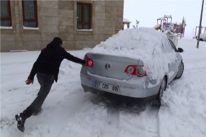 Yarım metre kar yağdı, ara&ccedil;lar yolda kaldı
