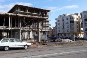 Elektrik akımına kapılan iş&ccedil;i 4'&uuml;nc&uuml; kattan d&uuml;şt&uuml;