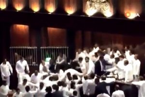 Sri Lanka Parlamentosunda yumruklu kavga